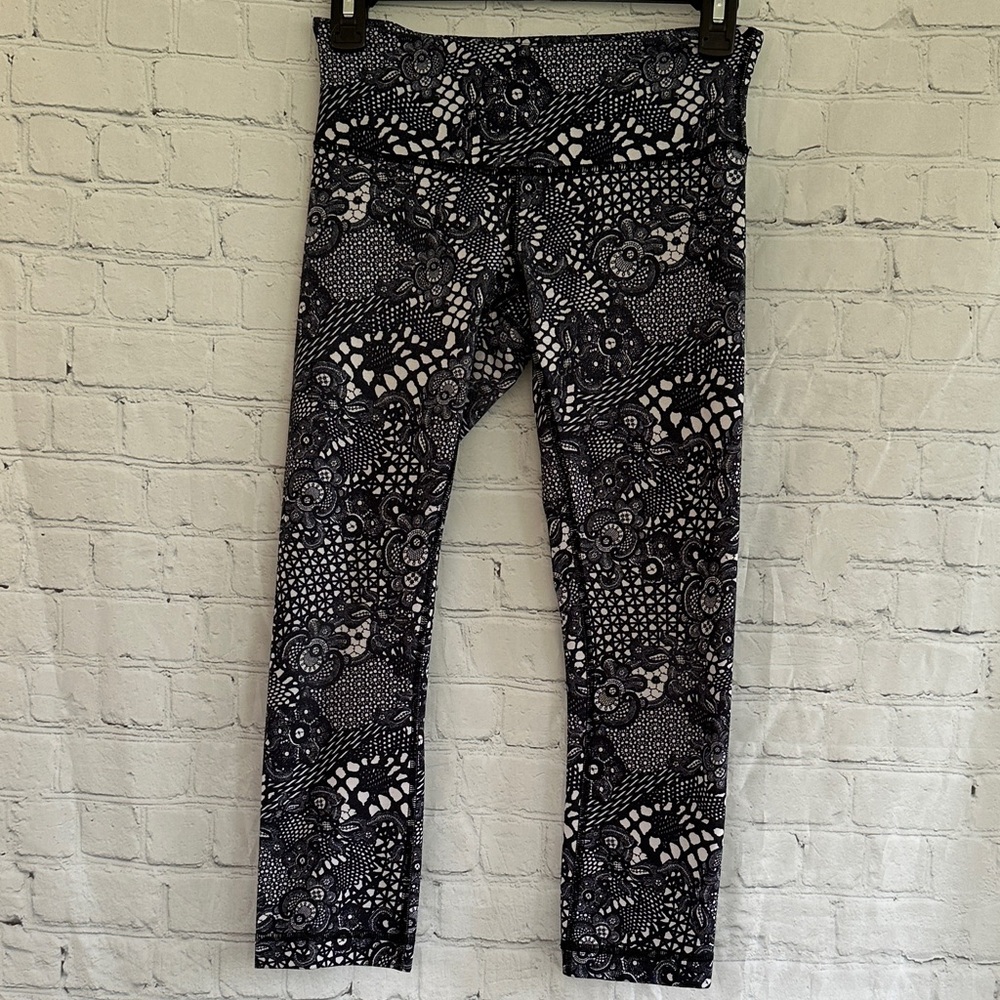 Lululemon lace Pattern black/white Crop Active Leggings